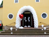 Ballonbogen vor der Kirche